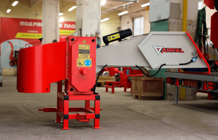AM-120PTO ARPAL Traktor-Häcksler mit PTO-Antrieb, max. Aststärke 120 mm, 6 gehärtete Messer, Produktionskapazität 6 m³/h, Sackverpackung möglich, ideal für Brennstoff und Mulch
