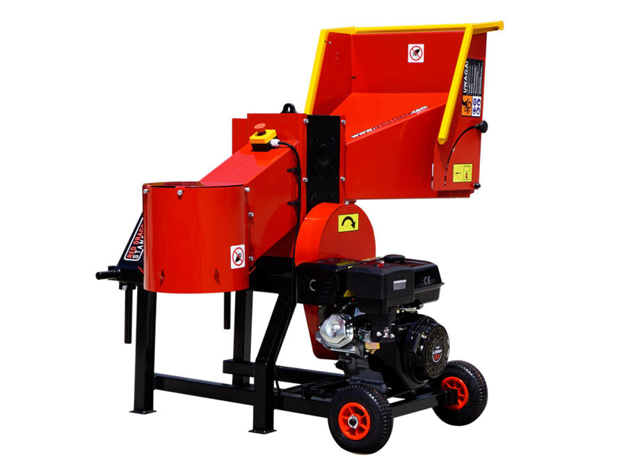 Häcksler REMET RS120 mit 15 PS Benzinmotor und PTO-Antrieb, max. 100 mm Astdurchmesser, 6 Schneidmesser, Fahrgestell mit zwei Rädern, optional mit Absacksystem oder Förderband.