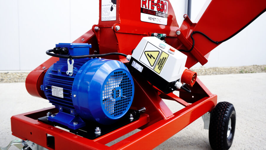 Häcksler REMET RTE-630 mit 7,5 kW Elektromotor, max. 120 mm Astdurchmesser, HARDOX 500 Stahlmesser, 360° drehbarer Auswurfschacht, Produktivität bis 6 m³/h.