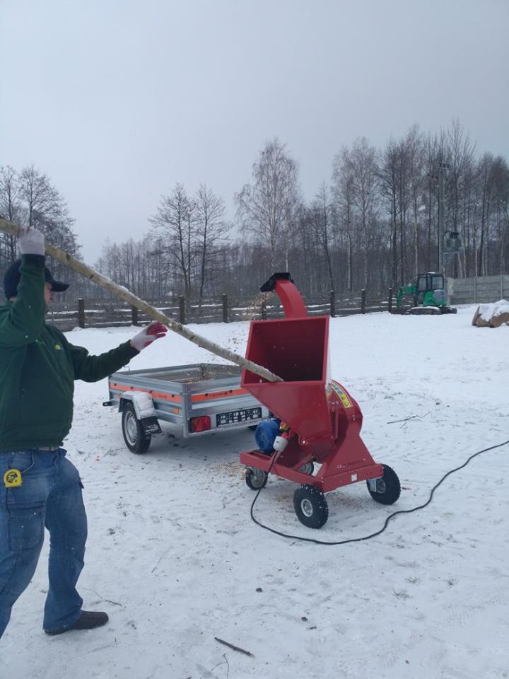 Häcksler REMET RTE-630 mit 7,5 kW Elektromotor, max. 120 mm Astdurchmesser, HARDOX 500 Stahlmesser, 360° drehbarer Auswurfschacht, Produktivität bis 6 m³/h.