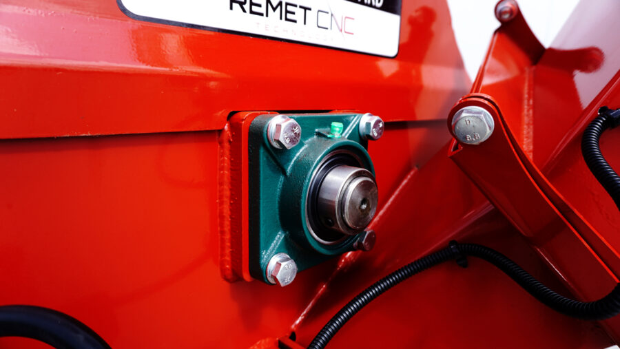 Häcksler REMET RTE-630 mit 7,5 kW Elektromotor, max. 120 mm Astdurchmesser, HARDOX 500 Stahlmesser, 360° drehbarer Auswurfschacht, Produktivität bis 6 m³/h.