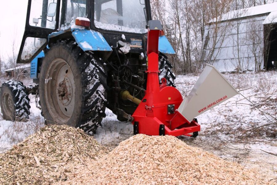 Häcksler MK-120 PTO ARPAL mit Zapfwellenantrieb, max. 120 mm Astdurchmesser, 4 Schneidmesser aus 6XB2C-Stahl, Produktivität bis 6 m³/h, drehbarer Auswurfschacht für flexiblen Materialtransport.