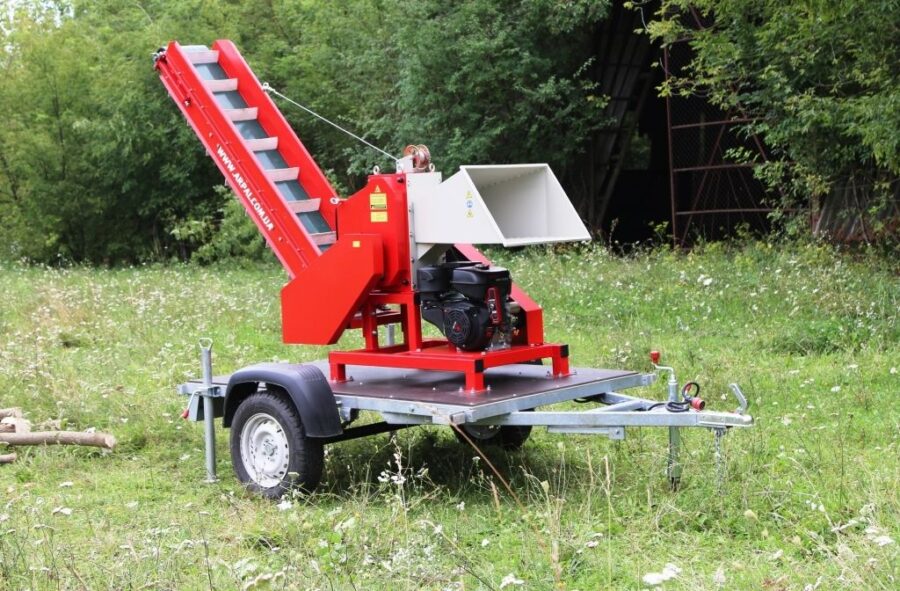 Häcksler AM-120BD-K PRO ARPAL mit 18 PS Benzinmotor, max. 120 mm Astdurchmesser, 6 Stahlmesser, Produktivität bis 10 m³/h, mit faltbarem PVC-Förderband, auf Anhänger montiert für mobile Einsätze.
