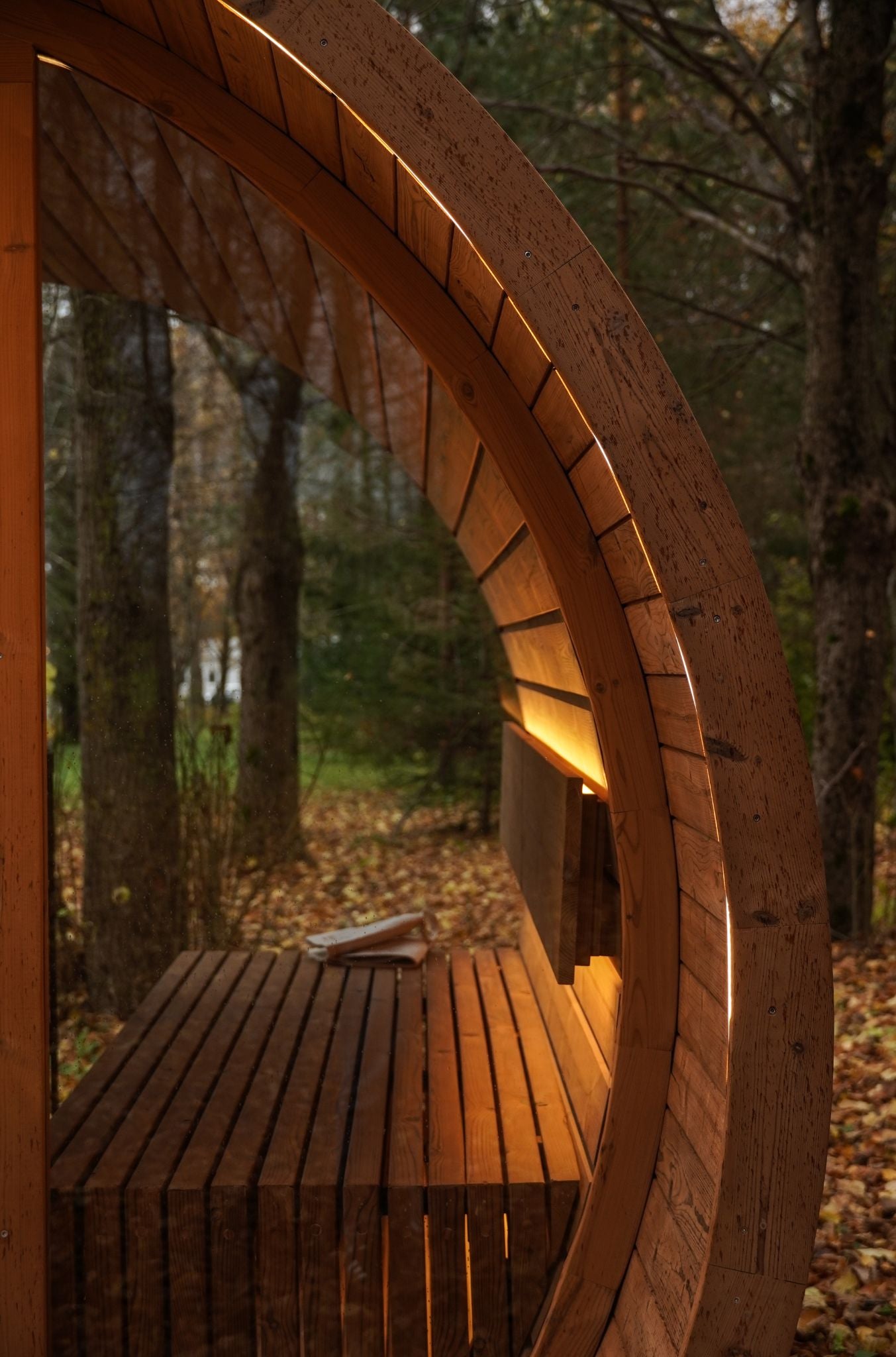 Komplett ausgestattete Premium-Gartensauna 2,6 m – aus Thermoholz, mit Holzofen – sofort einsatzbereit.