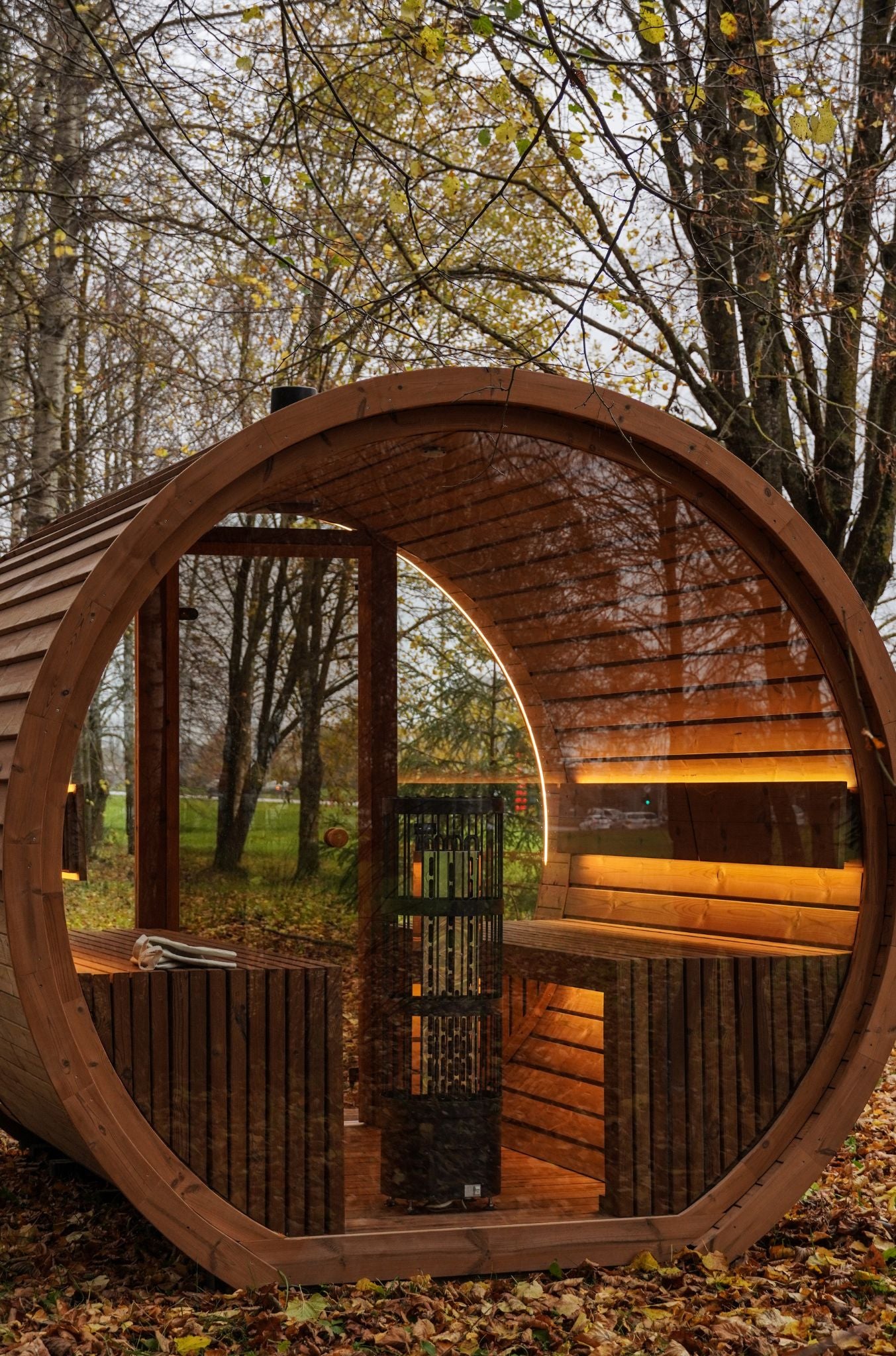 Komplett ausgestattete Premium-Gartensauna 2,6 m – aus Thermoholz, mit Holzofen – sofort einsatzbereit.