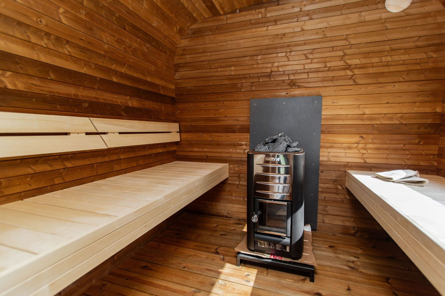 Komplett ausgestattete Premium-CUBE-Gartensauna 4m mit Vorraum – aus Fichtenholz, mit Holzofen – sofort einsatzbereit