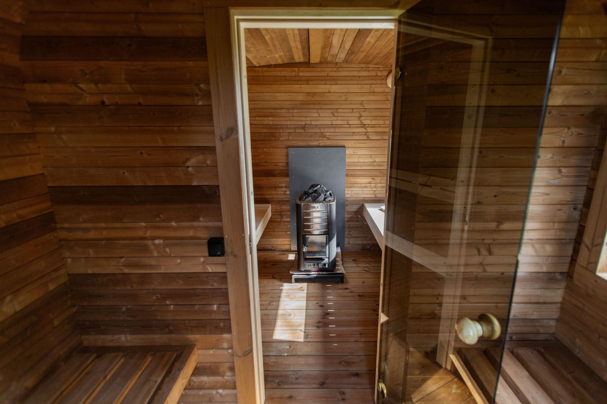 Komplett ausgestattete Premium-CUBE-Gartensauna 4 m mit Vorraum – aus Fichtenholz, mit Holzofen – sofort einsatzbereit