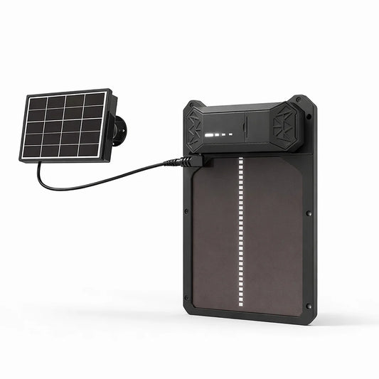 Das Bild zeigt eine Tür für einen Hühnerstall mit Solarpanel