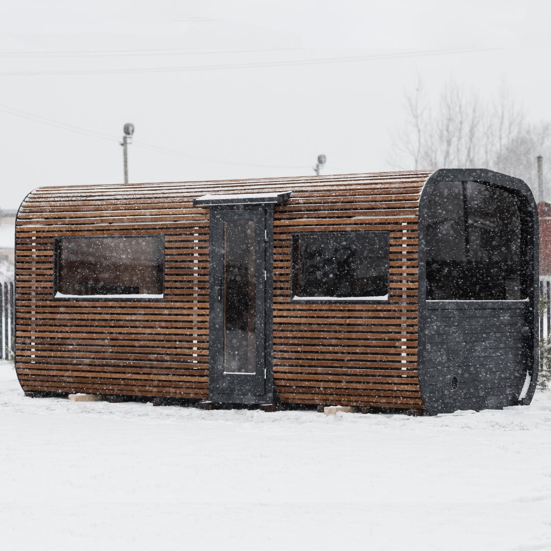 Komplett ausgestattete Premium-CUBE-PLATINUM-Sauna 245×500 – aus Thermoholz, mit Holzofen – sofort einsatzbereit.
