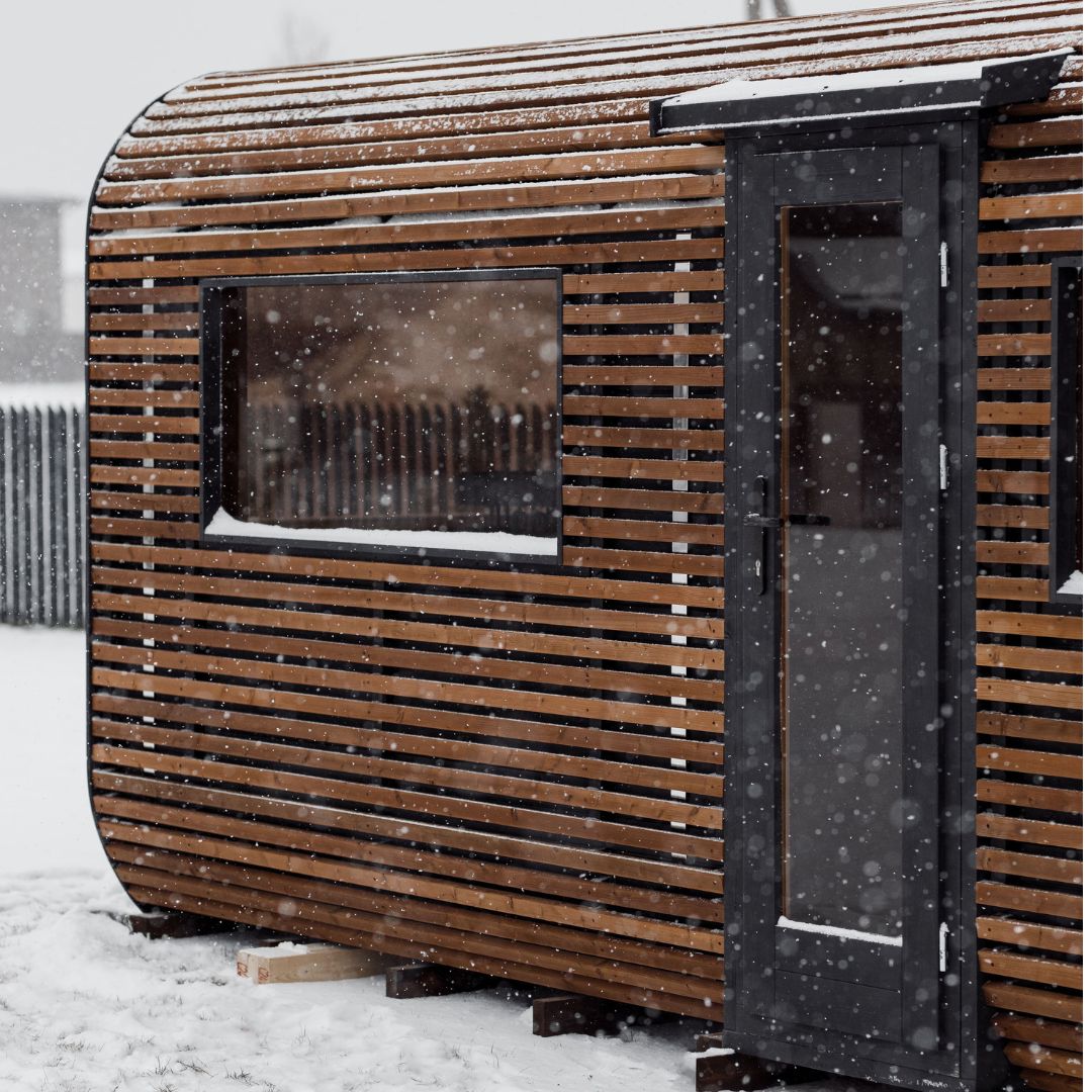 Komplett ausgestattete Premium-CUBE-PLATINUM-Sauna 245×500 – aus Thermoholz, mit Holzofen – sofort einsatzbereit.
