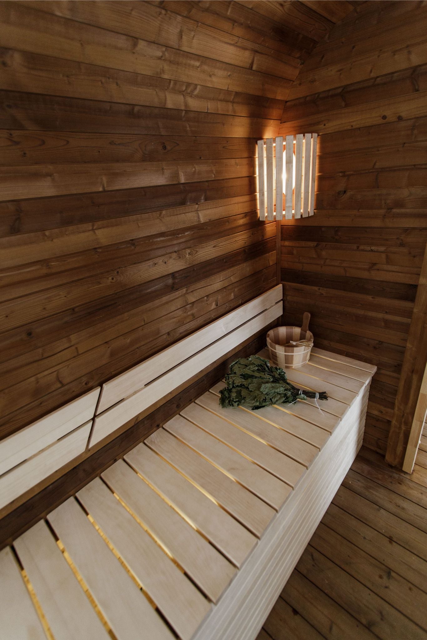 Komplett ausgestattete Premium-CUBE-PLATINUM-Sauna 245×500 – aus Thermoholz, mit Holzofen – sofort einsatzbereit.