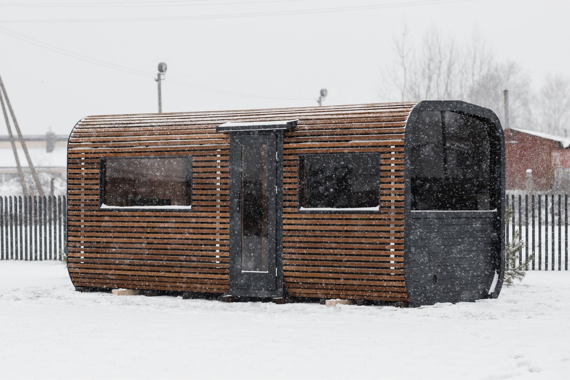 Komplett ausgestattete Premium-CUBE-PLATINUM-Sauna 245×500 – aus Thermoholz, mit Holzofen – sofort einsatzbereit.