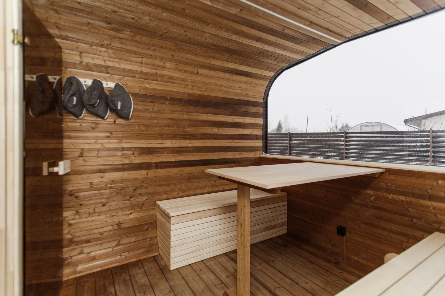 Komplett ausgestattete Premium-CUBE-PLATINUM-Sauna 245×500 – aus Thermoholz, mit Holzofen – sofort einsatzbereit.