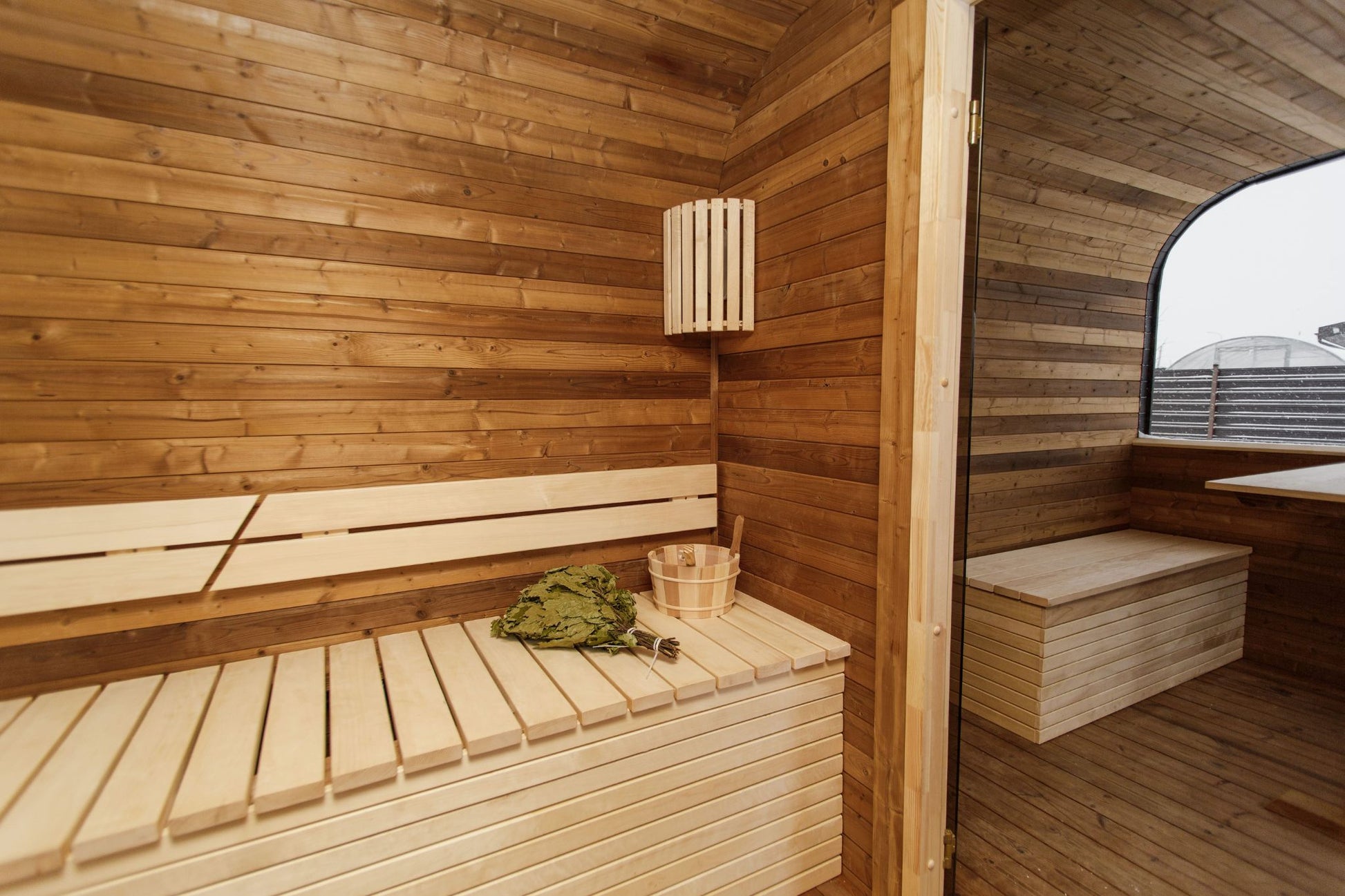Komplett ausgestattete Premium-CUBE-PLATINUM-Sauna 245×500 – aus Thermoholz, mit Holzofen – sofort einsatzbereit.