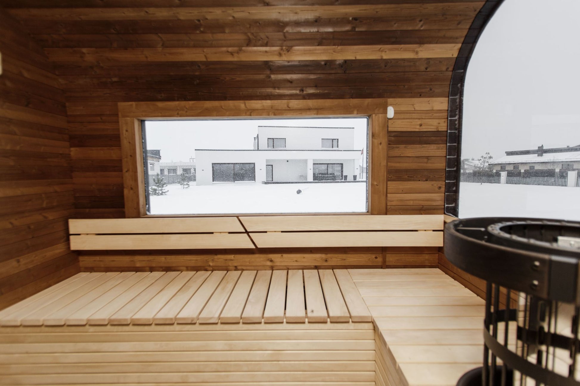 Komplett ausgestattete Premium-CUBE-PLATINUM-Sauna 245×500 – aus Thermoholz, mit Holzofen – sofort einsatzbereit.