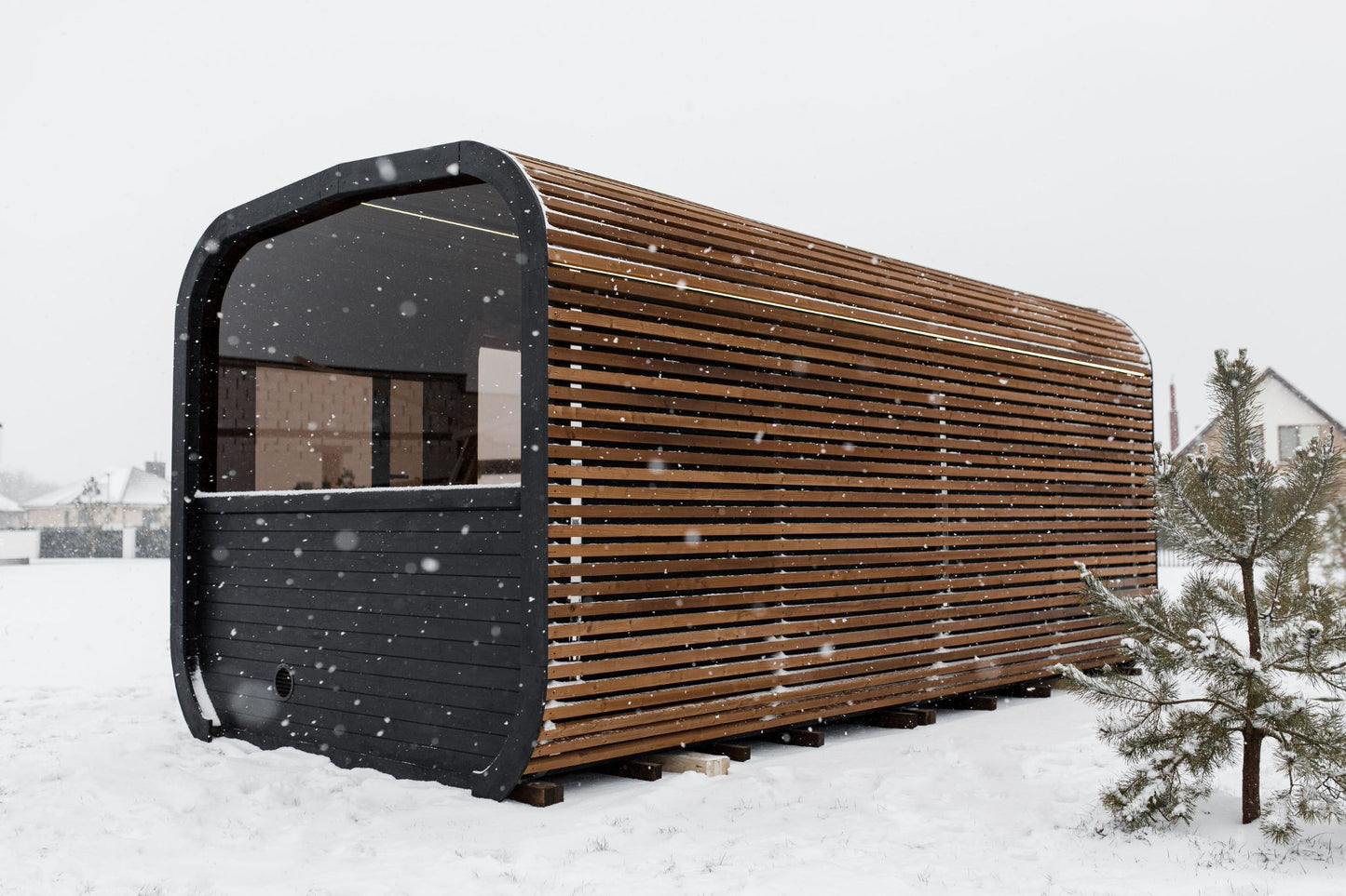Komplett ausgestattete Premium-CUBE-PLATINUM-Sauna 245×500 – aus Thermoholz, mit Holzofen – sofort einsatzbereit.