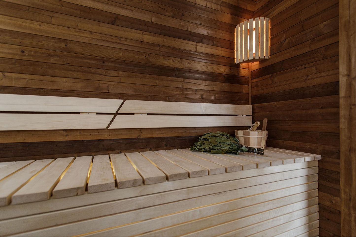 Komplett ausgestattete Premium-CUBE-PLATINUM-Sauna 245×500 – aus Thermoholz, mit Holzofen – sofort einsatzbereit.