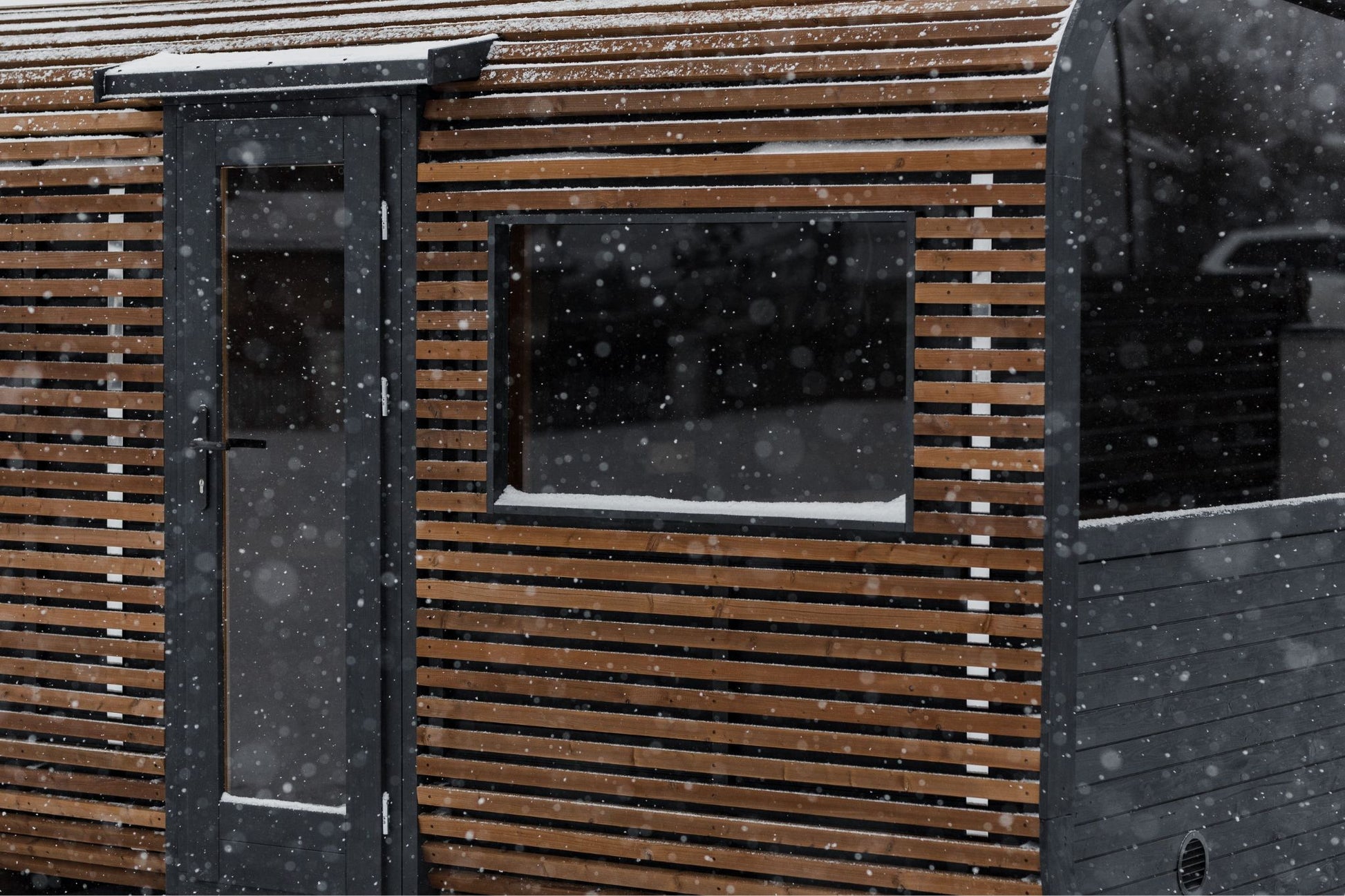 Komplett ausgestattete Premium-CUBE-PLATINUM-Sauna 245×500 – aus Thermoholz, mit Holzofen – sofort einsatzbereit.