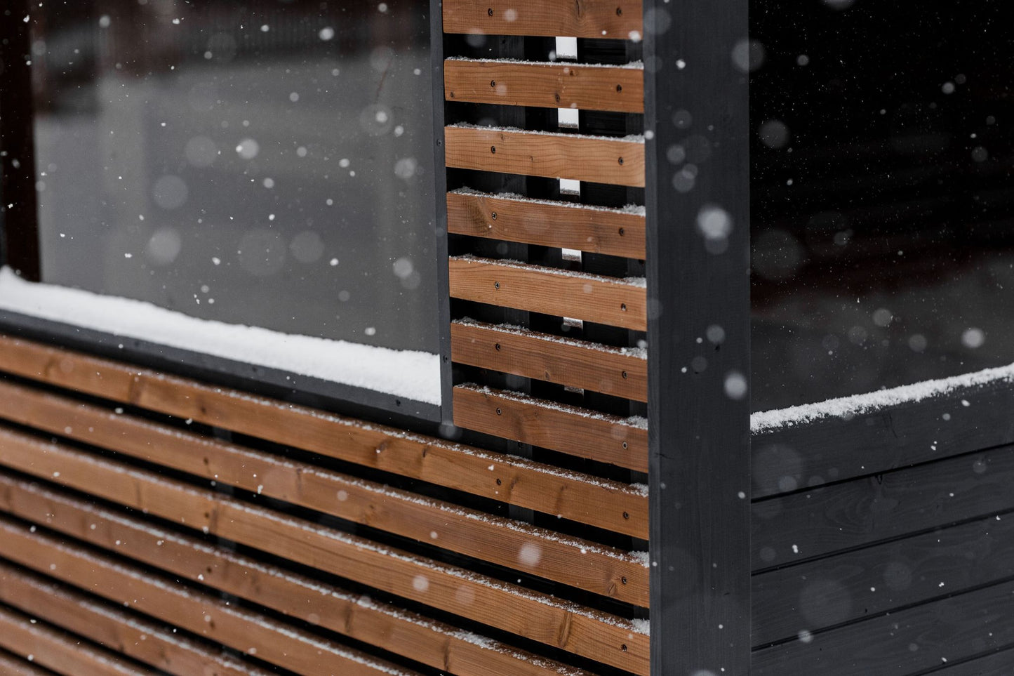 Komplett ausgestattete Premium-CUBE-PLATINUM-Sauna 245×500 – aus Thermoholz, mit Holzofen – sofort einsatzbereit.