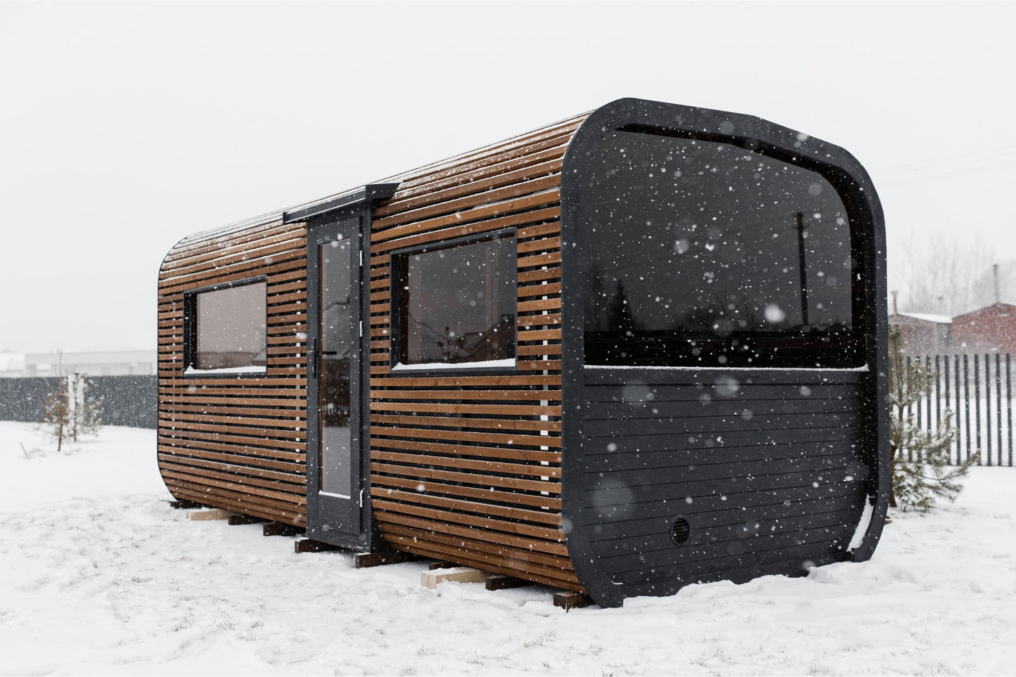 Komplett ausgestattete Premium-CUBE-PLATINUM-Sauna 245×500 – aus Thermoholz, mit Holzofen – sofort einsatzbereit.