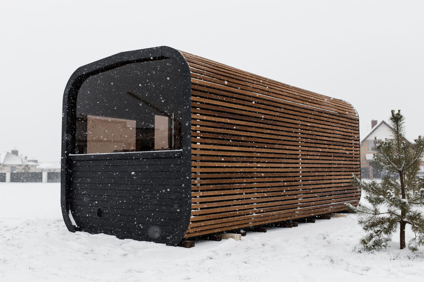 Komplett ausgestattete Premium-CUBE-PLATINUM-Sauna 245×500 – aus Thermoholz, mit Holzofen – sofort einsatzbereit.