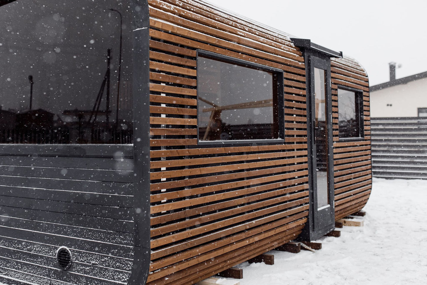 Komplett ausgestattete Premium-CUBE-PLATINUM-Sauna 245×500 – aus Thermoholz, mit Holzofen – sofort einsatzbereit.