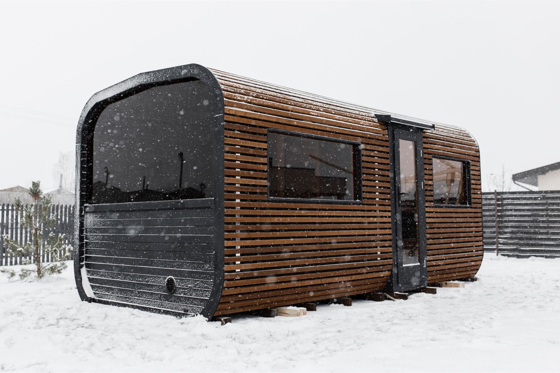 Komplett ausgestattete Premium-CUBE-PLATINUM-Sauna 245×500 – aus Thermoholz, mit Holzofen – sofort einsatzbereit.