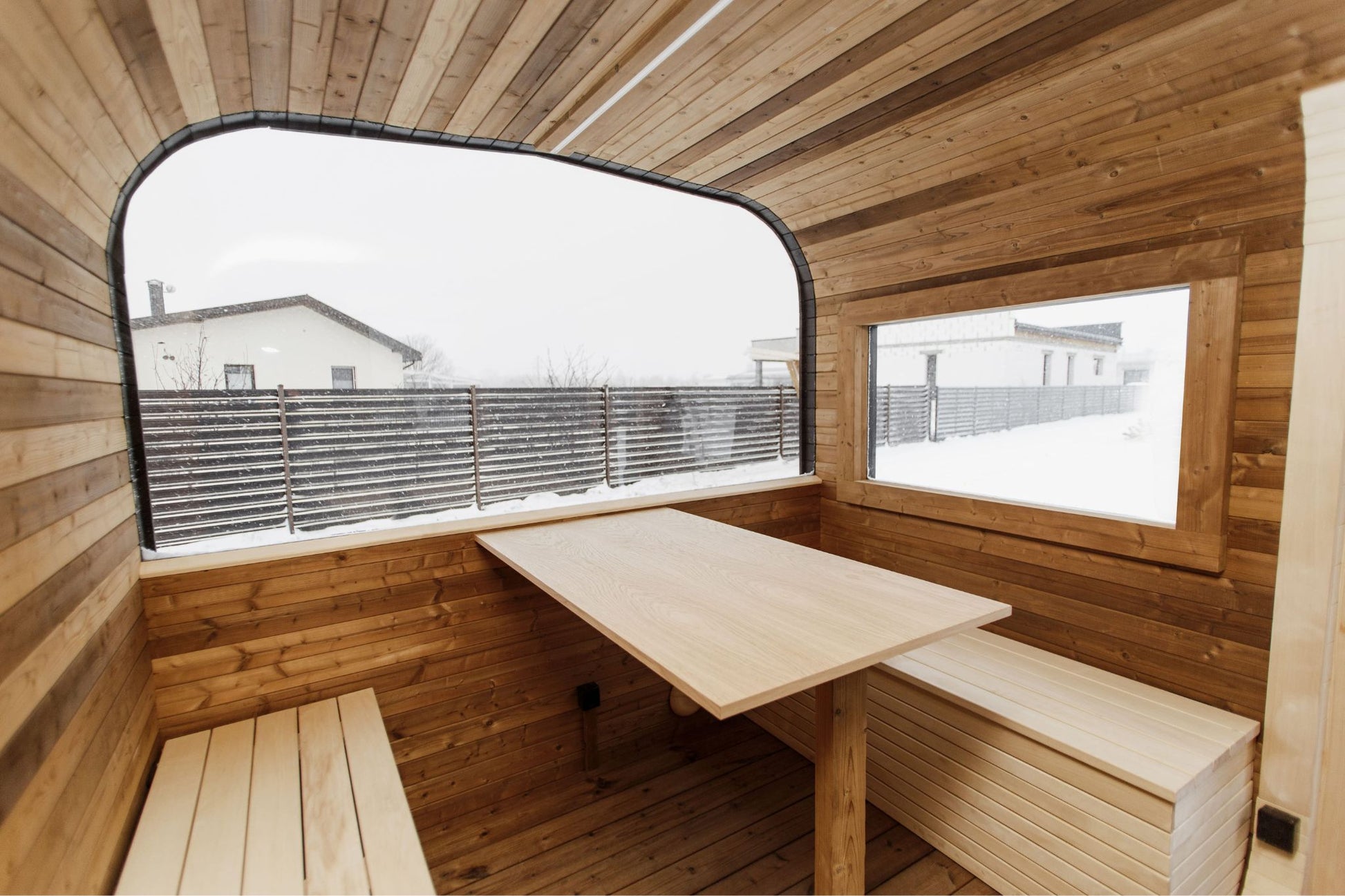 Komplett ausgestattete Premium-CUBE-PLATINUM-Sauna 245×500 – aus Thermoholz, mit Holzofen – sofort einsatzbereit.