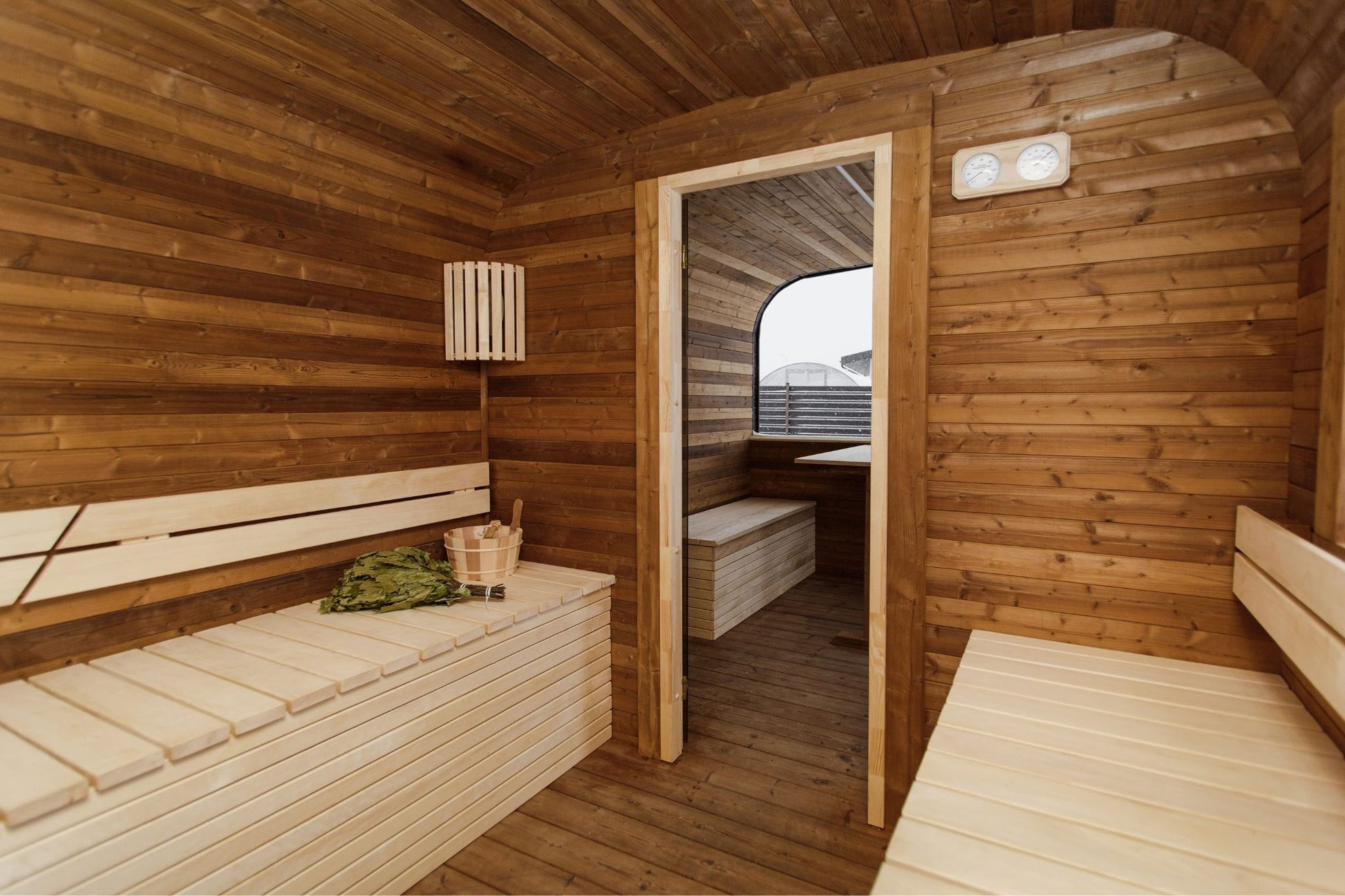 Komplett ausgestattete Premium-CUBE-PLATINUM-Sauna 245×500 – aus Thermoholz, mit Holzofen – sofort einsatzbereit.