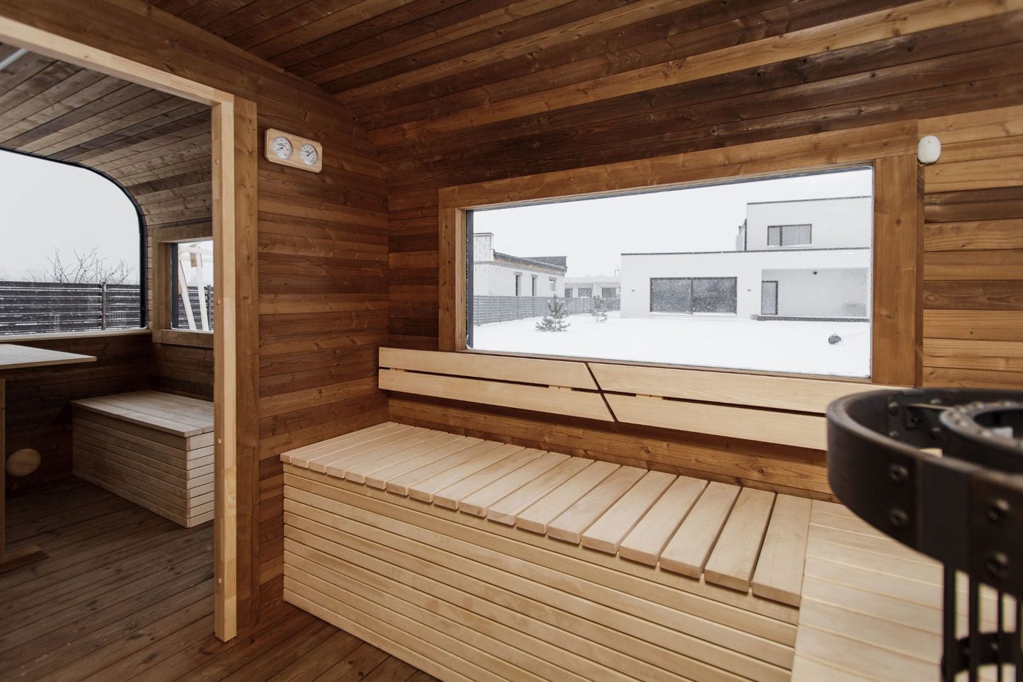 Komplett ausgestattete Premium-CUBE-PLATINUM-Sauna 245×500 – aus Thermoholz, mit Holzofen – sofort einsatzbereit.