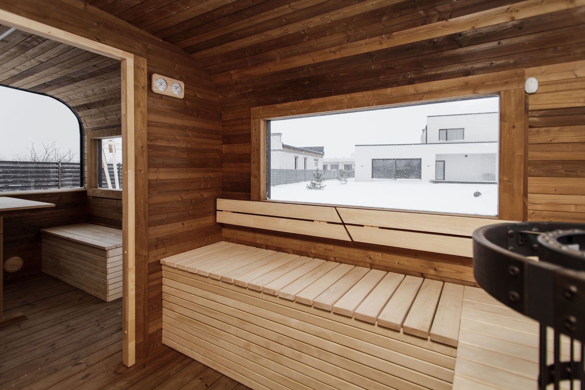 Komplett ausgestattete Premium-CUBE-PLATINUM-Sauna 245×500 – aus Thermoholz, mit Holzofen – sofort einsatzbereit.