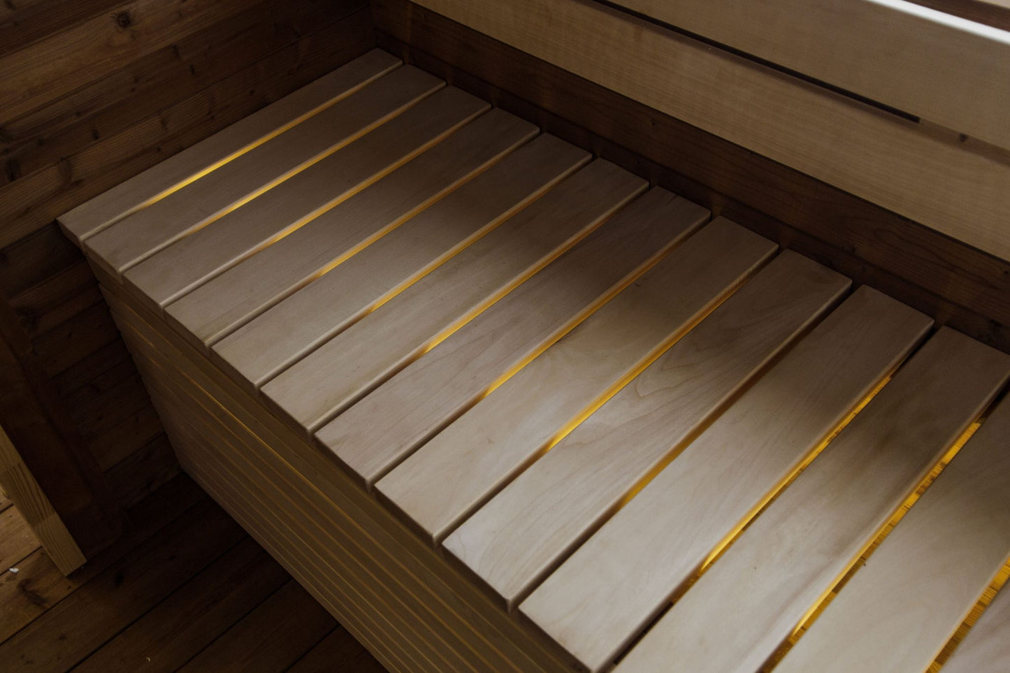 Komplett ausgestattete Premium-CUBE-PLATINUM-Sauna 245×500 – aus Thermoholz, mit Holzofen – sofort einsatzbereit.