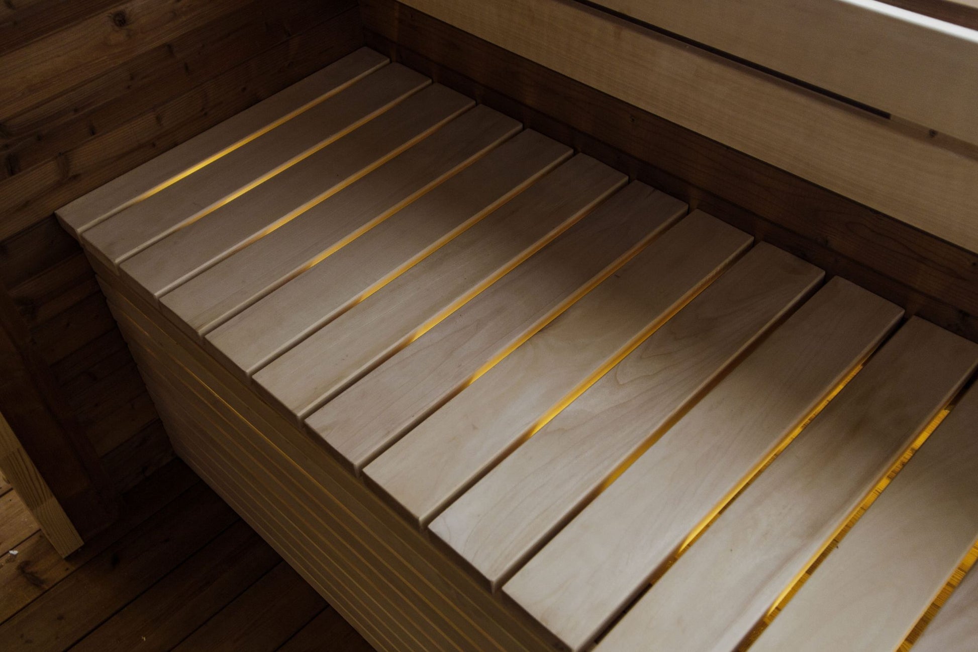 Komplett ausgestattete Premium-CUBE-PLATINUM-Sauna 245×500 – aus Thermoholz, mit Holzofen – sofort einsatzbereit.