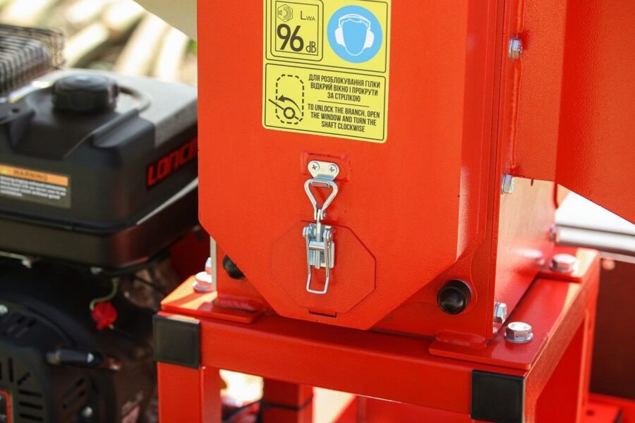 Häcksler AM-120BD PRO ARPAL mit 20 PS Benzinmotor, max. 120 mm Astdurchmesser, 6 Stahlmesser, Produktivität bis 6 m³/h, mit Sackhalterung für direkte Verpackung, mobile Plattform mit Luftreifen und Lenkrollen.