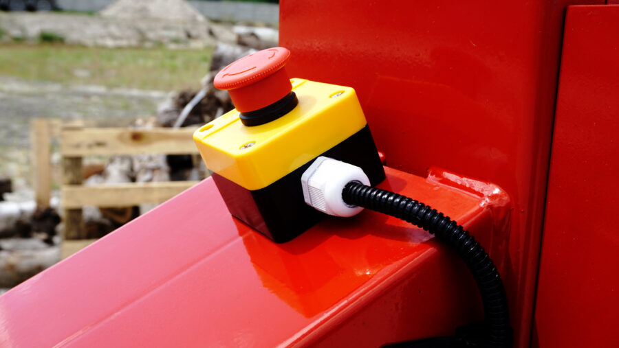 Häcksler REMET RS120 mit 15 PS Benzinmotor und PTO-Antrieb, max. 100 mm Astdurchmesser, 6 Schneidmesser, Fahrgestell mit zwei Rädern, optional mit Absacksystem oder Förderband.