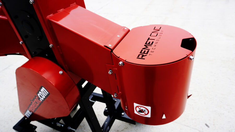 Häcksler REMET RPE-120 mit 11 kW Elektromotor, max. 100 mm Astdurchmesser, 6 oder 8 HARDOX 500 Messer, stabile geschweißte Konstruktion, Produktivität bis 10 m³/h, optional mit Förderband erhältlich.