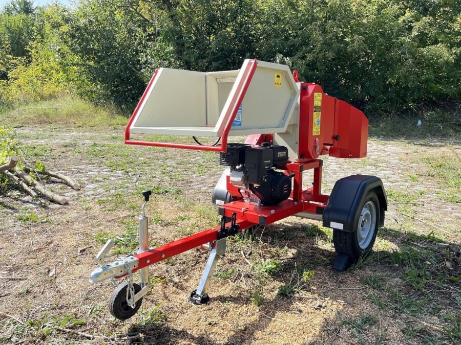 Häcksler AM-120BD PRO ARPAL mit 20 PS Benzinmotor, max. 120 mm Astdurchmesser, 6 Stahlmesser, Produktivität bis 6 m³/h, mit Sackhalterung für direkte Verpackung, mobile Plattform mit Luftreifen und Lenkrollen.