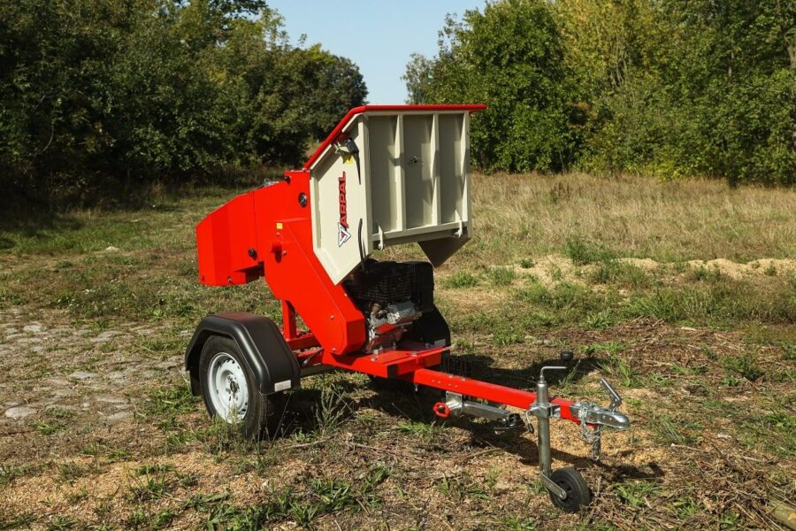 Häcksler AM-120BD PRO ARPAL mit 20 PS Benzinmotor, max. 120 mm Astdurchmesser, 6 Stahlmesser, Produktivität bis 6 m³/h, mit Sackhalterung für direkte Verpackung, mobile Plattform mit Luftreifen und Lenkrollen.