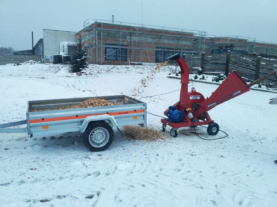 Häcksler REMET RTE-630 mit 7,5 kW Elektromotor, max. 120 mm Astdurchmesser, HARDOX 500 Stahlmesser, 360° drehbarer Auswurfschacht, Produktivität bis 6 m³/h.