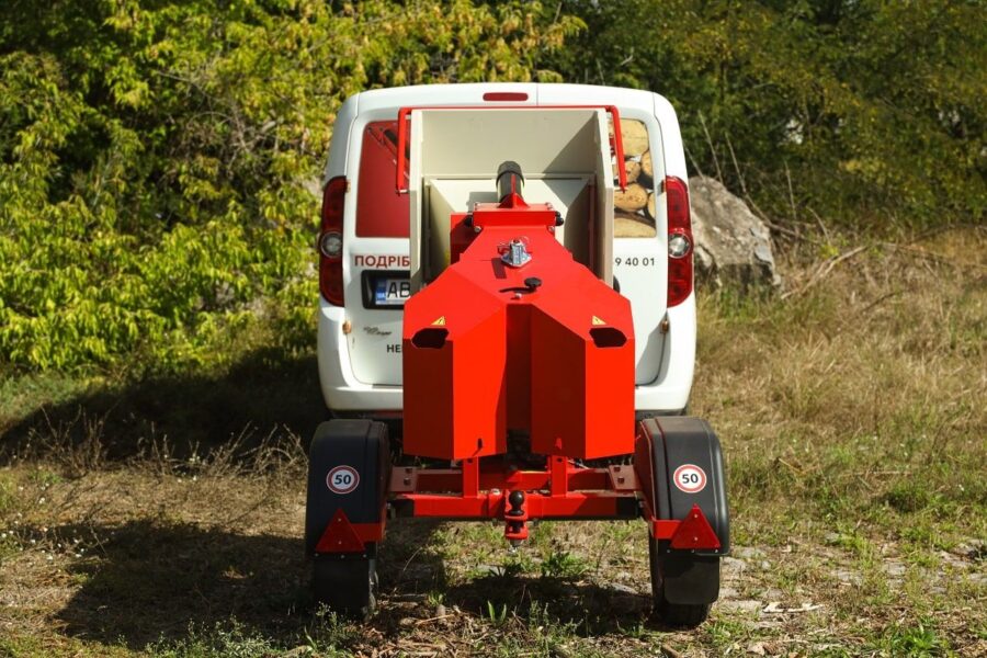 Häcksler AM-120BD PRO ARPAL mit 20 PS Benzinmotor, max. 120 mm Astdurchmesser, 6 Stahlmesser, Produktivität bis 6 m³/h, mit Sackhalterung für direkte Verpackung, mobile Plattform mit Luftreifen und Lenkrollen.