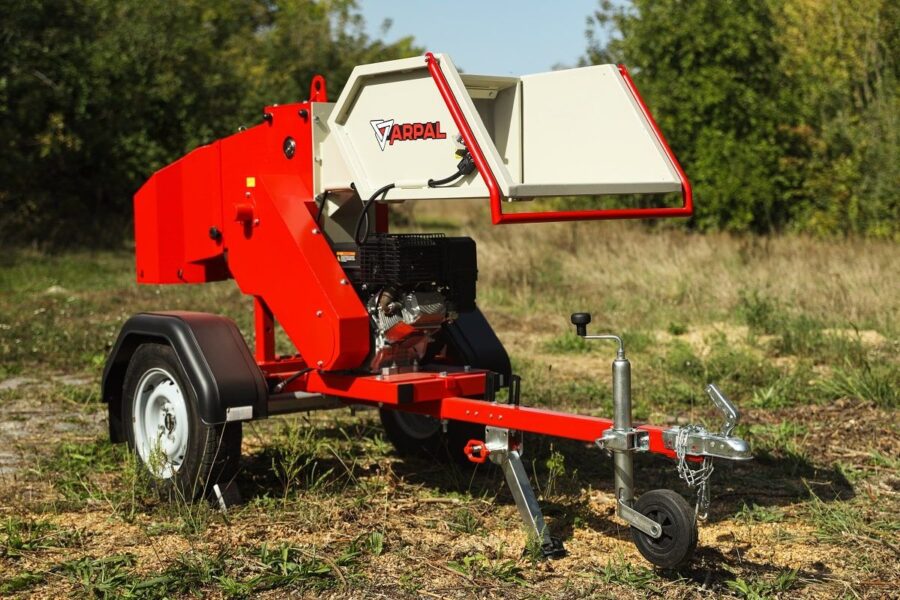 Häcksler AM-120BD PRO ARPAL mit 20 PS Benzinmotor, max. 120 mm Astdurchmesser, 6 Stahlmesser, Produktivität bis 6 m³/h, mit Sackhalterung für direkte Verpackung, mobile Plattform mit Luftreifen und Lenkrollen.