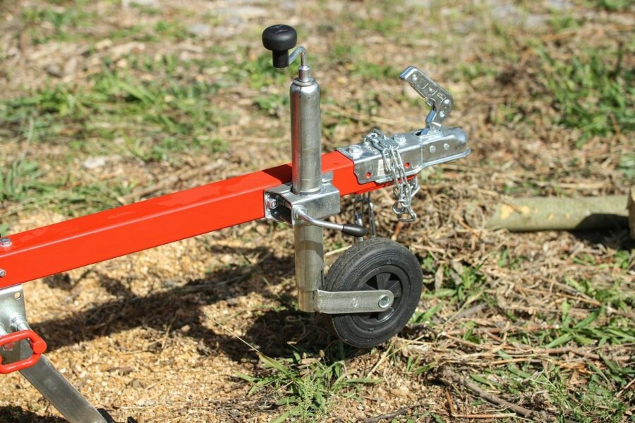 Häcksler AM-120BD PRO ARPAL mit 20 PS Benzinmotor, max. 120 mm Astdurchmesser, 6 Stahlmesser, Produktivität bis 6 m³/h, mit Sackhalterung für direkte Verpackung, mobile Plattform mit Luftreifen und Lenkrollen.