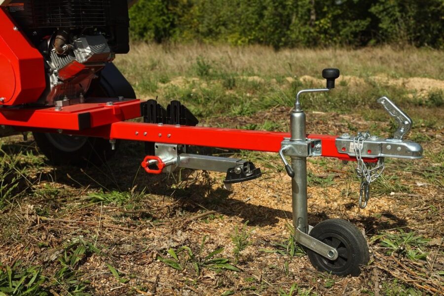 Häcksler AM-120BD PRO ARPAL mit 20 PS Benzinmotor, max. 120 mm Astdurchmesser, 6 Stahlmesser, Produktivität bis 6 m³/h, mit Sackhalterung für direkte Verpackung, mobile Plattform mit Luftreifen und Lenkrollen.
