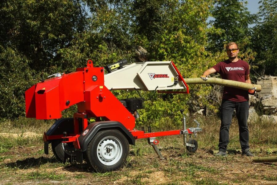 Häcksler AM-120BD PRO ARPAL mit 20 PS Benzinmotor, max. 120 mm Astdurchmesser, 6 Stahlmesser, Produktivität bis 6 m³/h, mit Sackhalterung für direkte Verpackung, mobile Plattform mit Luftreifen und Lenkrollen.