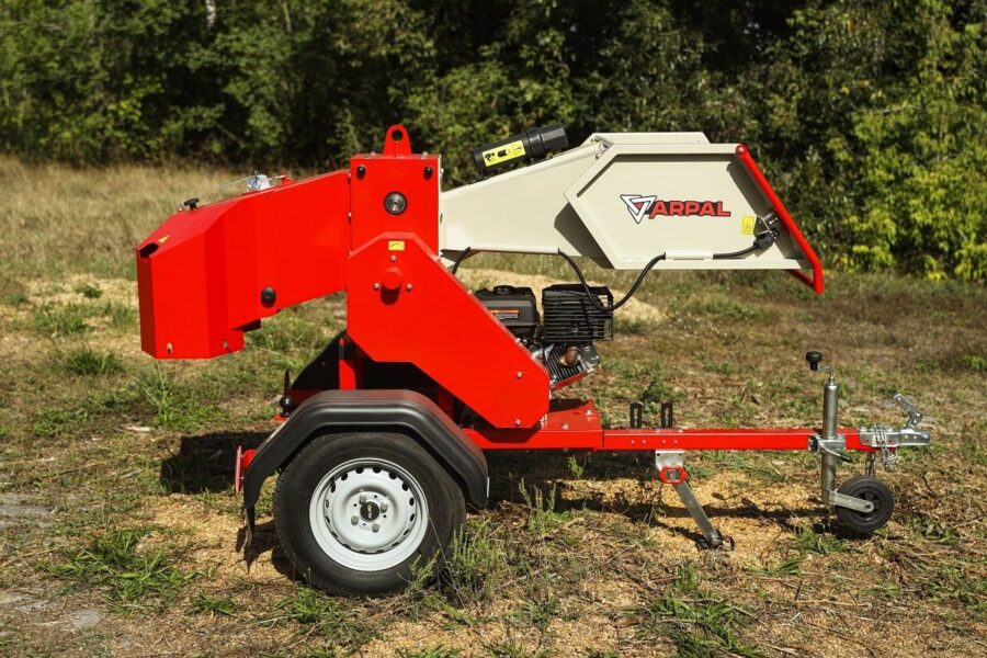 Häcksler AM-120BD PRO ARPAL mit 20 PS Benzinmotor, max. 120 mm Astdurchmesser, 6 Stahlmesser, Produktivität bis 6 m³/h, mit Sackhalterung für direkte Verpackung, mobile Plattform mit Luftreifen und Lenkrollen.