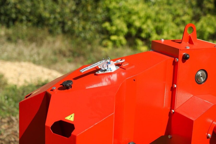 Häcksler AM-120BD PRO ARPAL mit 20 PS Benzinmotor, max. 120 mm Astdurchmesser, 6 Stahlmesser, Produktivität bis 6 m³/h, mit Sackhalterung für direkte Verpackung, mobile Plattform mit Luftreifen und Lenkrollen.