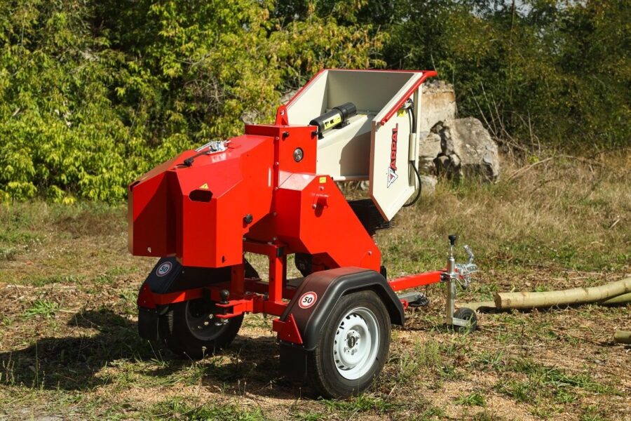 Häcksler AM-120BD PRO ARPAL mit 20 PS Benzinmotor, max. 120 mm Astdurchmesser, 6 Stahlmesser, Produktivität bis 6 m³/h, mit Sackhalterung für direkte Verpackung, mobile Plattform mit Luftreifen und Lenkrollen.