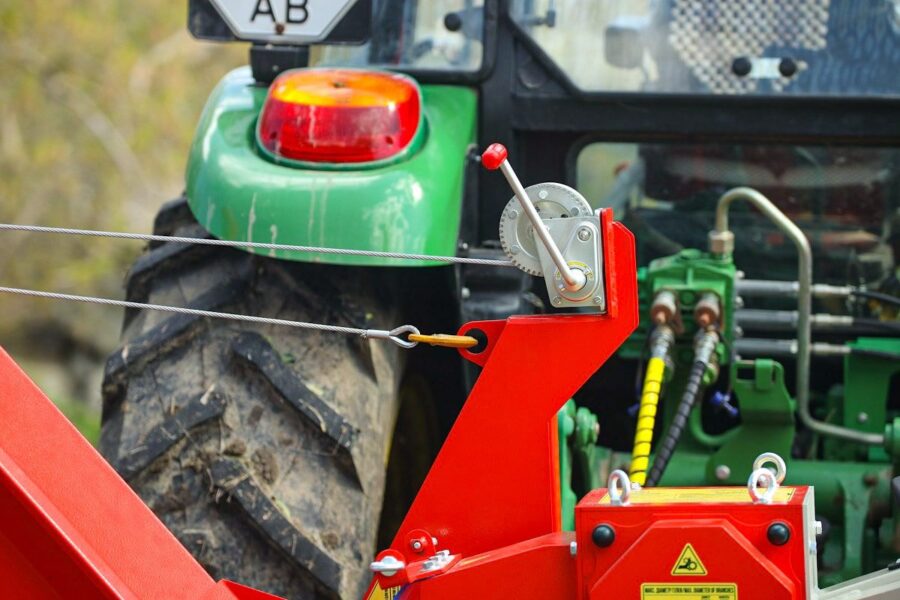 Zweigehäcksler AM-120PTO-K PRO - Leistungsstarker Häcksler für Äste bis 120 mm Durchmesser