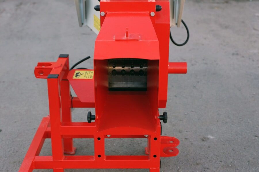AM-120PTO ARPAL Traktor-Häcksler mit PTO-Antrieb, max. Aststärke 120 mm, 6 gehärtete Messer, Produktionskapazität 6 m³/h, Sackverpackung möglich, ideal für Brennstoff und Mulch
