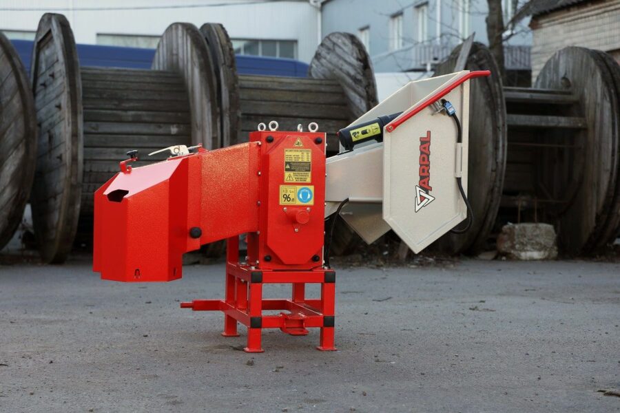 AM-120PTO ARPAL Traktor-Häcksler mit PTO-Antrieb, max. Aststärke 120 mm, 6 gehärtete Messer, Produktionskapazität 6 m³/h, Sackverpackung möglich, ideal für Brennstoff und Mulch